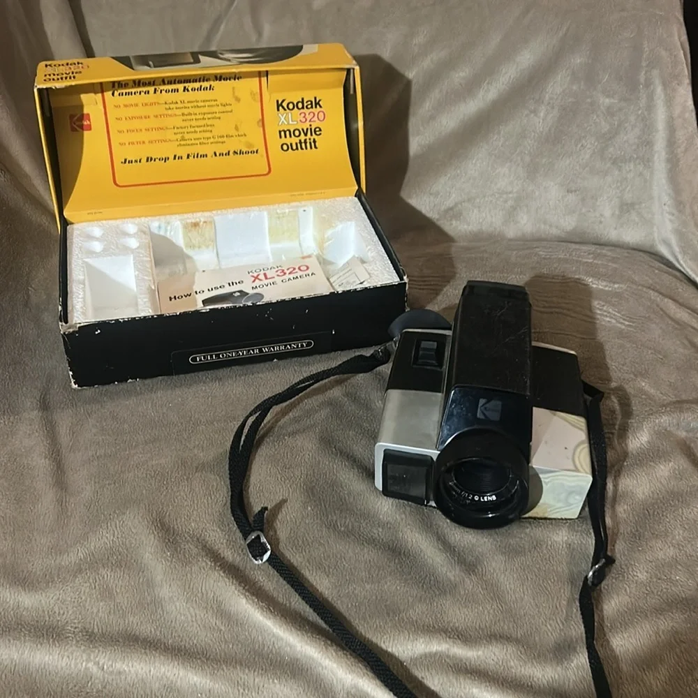 VINTAGE KODAK MOVIE CAMERA XL320 IN ITS ORIGINAL BOX USES TYPE G 160 FILM
